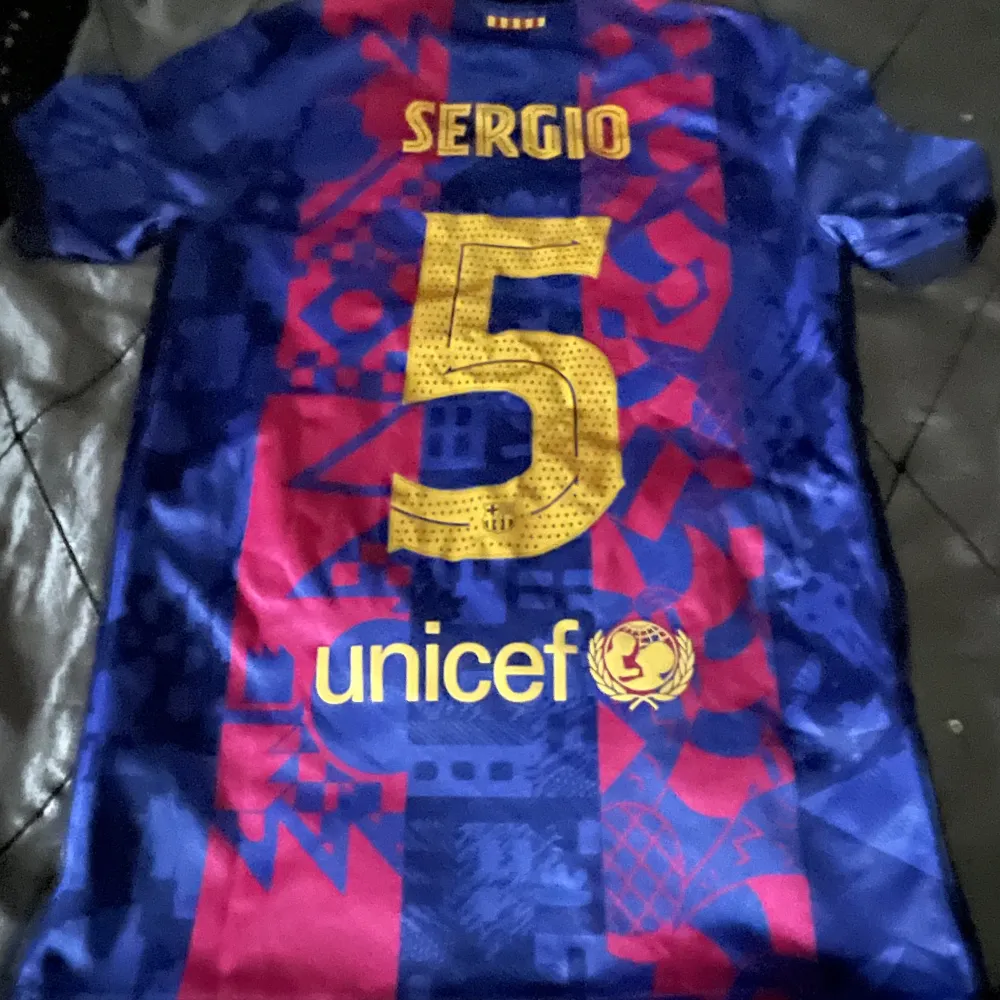 Denna Sergio Busquets T-shirt är köpt i Spanien på Barcelonas hemmaplan Camp nou. Den är helt oanvänd och jätte fräsch.  Kvitto på köpet finns!. T-shirts.