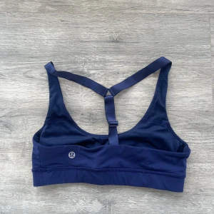 Lululemon sporttopp - Säljer min lululemon sporttopp stl xs, nypris 650 säljer för 240kr