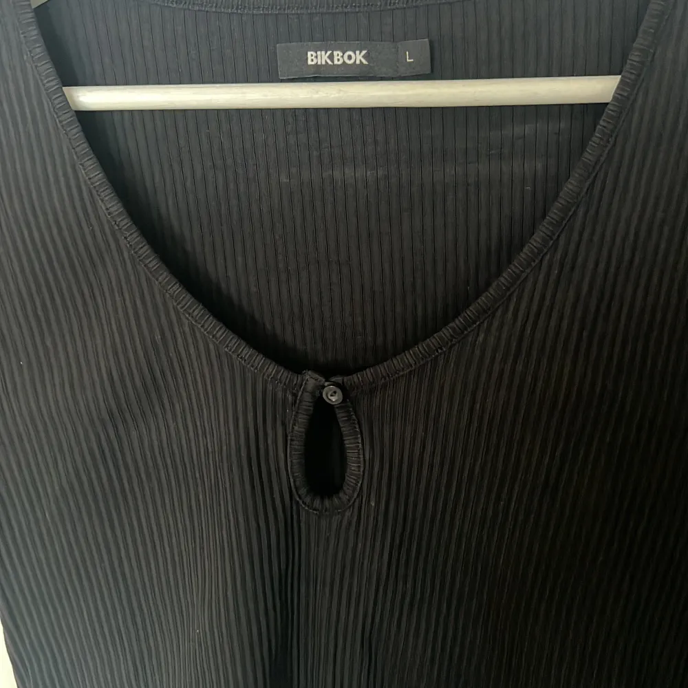 En svart ribbad T-shirt från Bikbok i storlek L. Använd ett fåtal gånger, fint skick.. T-shirts.