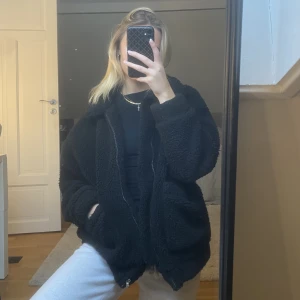 I am gia jacka  - Teddyjacka från I am Gia. Inte så varm så är bra till våren/ hösten. Storlek XS men väldigt oversize.