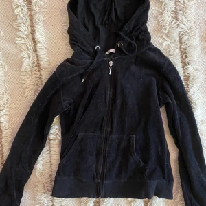 Kofta från Cubus  - Jätte skön kofta från Cubus som sitter fint på kroppen! 