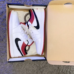 Nike jordans  - 10/10 legat i lådan sen jag köpte dem Kvitto finns och lådan är oskadad. Otroligt svårt att hitta denna i detta skick och kostar då runt 2,5-3 tusen på internet bara att kolla om ni inte tror mig. Tveka inte att fråga om ni har några funderingar 🔥