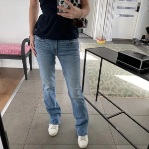 Mid rise bootcut jeans | Abercrombie and Fitch - Nästintill oanvända mid rise bootcut jeans från Abercrombie. Sitter tyvärr lite stort på mig men dem är väldigt snygga och otroliga sköna!   Som referens är jag 165cm lång och väger 50 kg. Köparen står för frakt💗 