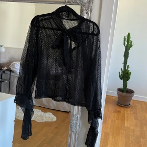 Blus - Genomskinlig blus från zara🤍  Perfekt med en fin bh under eller att ha under en stickad tröja! 