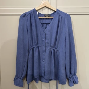 Blus - Söt blus men fina detaljer💕inte alls anväd många gånger! Köparen står för frakten🫶🏼💕