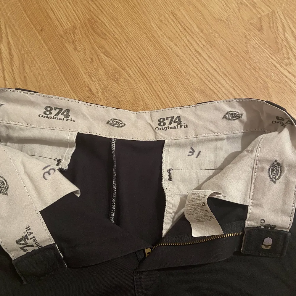 Svarta dickies byxor jag köpte second hand i Köpenhamn. Inget fel på dem har bara inte kommit till användning. De är w31 men om man viker ner de så blir de lite mindre. . Jeans & Byxor.