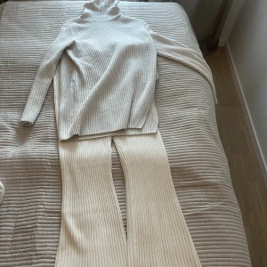 Sett - Ett sett med stickad tröja och stickade byxor, inte använda 