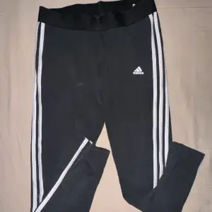 Adidas tights som spruckit i skrevet, se bild. Annars bra skick, därav priset. Där kanske finns någon som är duktig på att sy ihop dem & ge dem ett nytt hem i en annan garderob. 