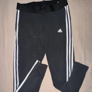 Adidas tights. - Adidas tights som spruckit i skrevet, se bild. Annars bra skick, därav priset. Där kanske finns någon som är duktig på att sy ihop dem & ge dem ett nytt hem i en annan garderob. 