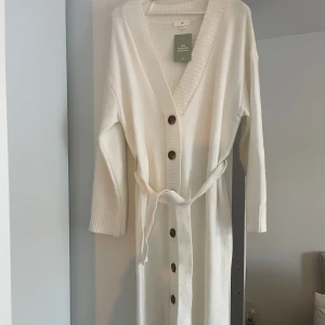 Vit lång kofta  - Vit kofta, inte använd finns prislapp kvar 