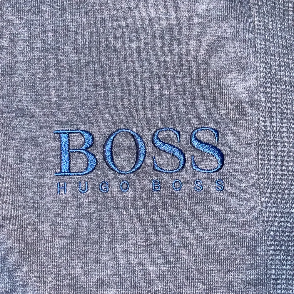 Säljer min Hugo boss tröja, jätte bra stick knappast använda . Hoodies.