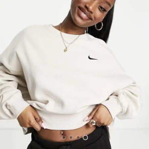 Nike sweatshirt  - Fin oversize sweatshirt med boxig passform. Säljer pågrund av att den aldrig har kommit till användning. Skriv för fler bilder🤩 Köpare står för frakt