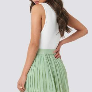 Grön kjol från NA-KD, använd 1 gång köpt för 269kr säljer för 150