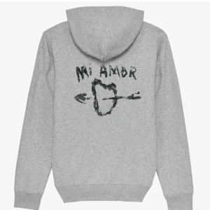 Mi amor hoodie - Säljer en mi amor hoodie då jag beställde 2 stycken! Jättefin och bra skick, använd 1 gång hemma. Köpt för 1300 kr 