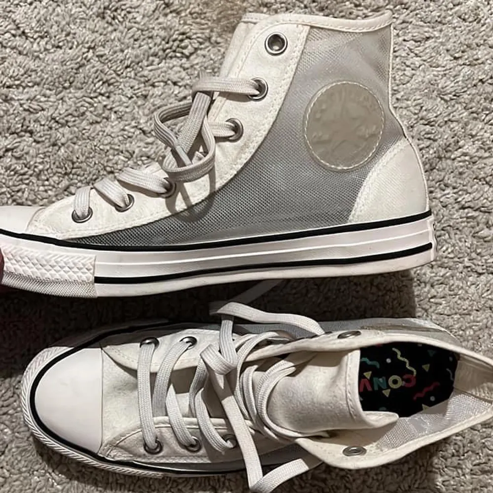 Säljer mina super snygga converse special edition! Säljer dessa skor på grund av att de är för små, endast använda vid ett tillfälle. Köpte skorna för 1200kr och säljer nu för 800kr. Skor.