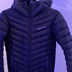 Peak Performance Jacka  - Hej, säljer min jacka för att den börjar bli Litet för mig och så har  Ingen anledning att ha kvar den.  PRIS KAN DISKUTERAS!! 