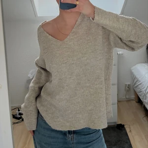 Stickad tröja - Stickat från vero Moda 🫶🏼XS men sitter som en S! Fraktkostnad tillkommer 