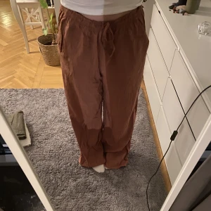 Linnebyxor  - Röd/bruna linnebyxor från h&m i storlek L. För långa för mig som är 165 så passar för lite längre! Aldrig använda och lappen finns kvar. 