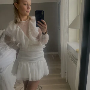 Studentklänning - Säljer detta fina matchande setet som passar perfekt till studenten😍 Kommer från Alexandra Nilssons kollektion som inte längre finns att få tag på. Köptes förra året till min student men fick inte användning av den så lapparna sitter kvar😍