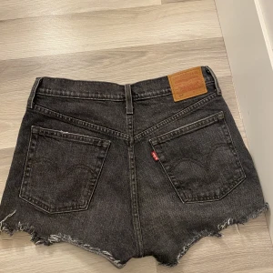 Levi’s shorts  - Hej! Säljer mina snygga levi’s short för att de inte kommer till andvändning, aldrig använda!! Köpt för ca 700kr🙌🏻