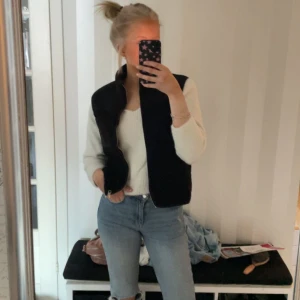 Säljer svart väst  - Säljer nu min svarta väst för att den inte kommer till användning längre tyvärr, använd typ tre gånger så den är i väldigt fint skick! 🫶🏻