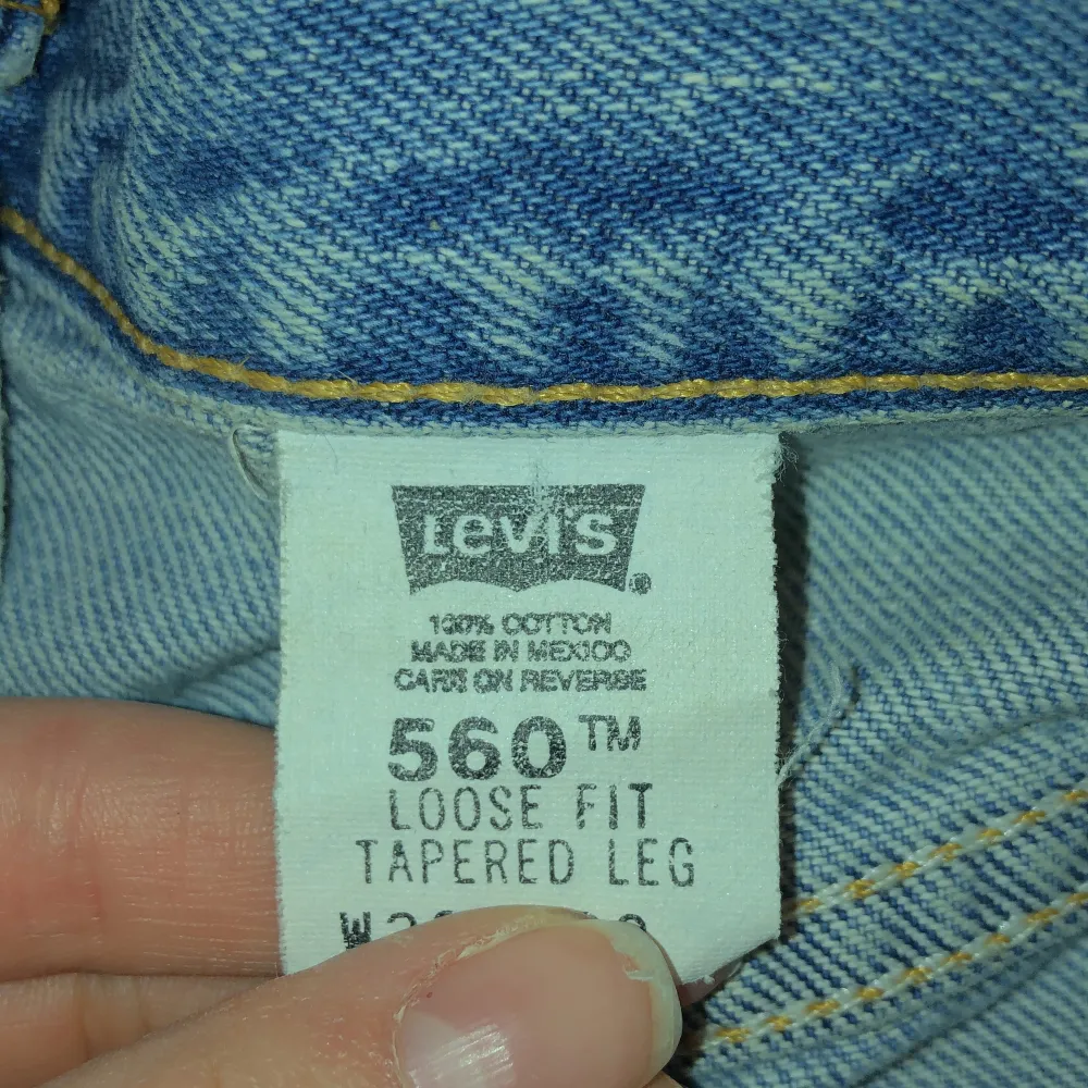 Köpta vintage, antagligen omsydda från ett par jeans. De är i fint skick, kan inte hitta några fläckar eller liknande! Säljes då de är för stora :). Shorts.