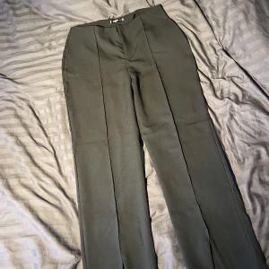 Kostymbyxor plus size - Ett par svarta,raka kostymbyxor med front slit, aldrig använda. Stor i storleken 