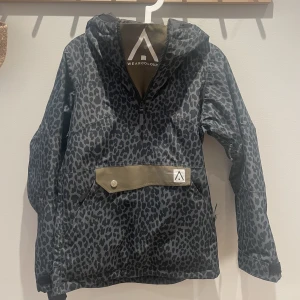 Colorwear skid jacka - Säljer nu min knappt använda skidjacka från colorwear! I storlek xs, pris går att diskuteras