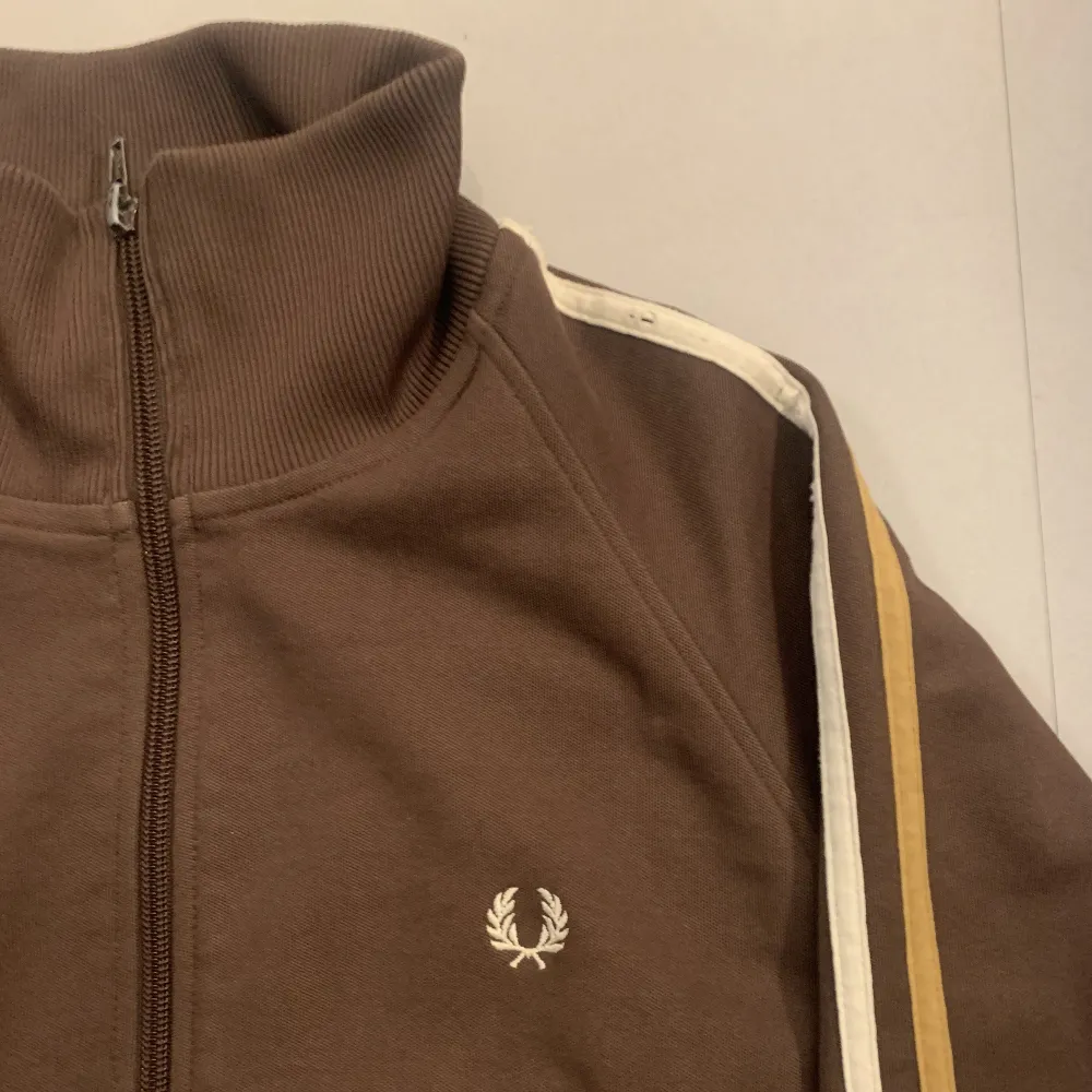 Jätte fin brun fred Perry zip up i väldigt bra skick. Storlek M, Bara skicka ett dm om bilder eller mått. Möts upp i centrala Stockholm men kan också posta. Hoodies.