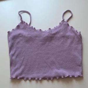 Lila topp - Pastellila topp från shein. Knappt använd. Storlek S/M