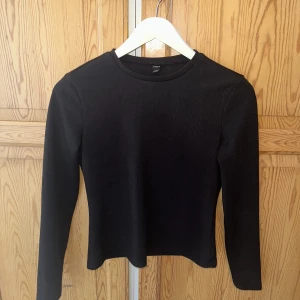 Svart topp  - Svart topp från Shein. Har endast haft på mig ett par gånger🖤100%polyester  
