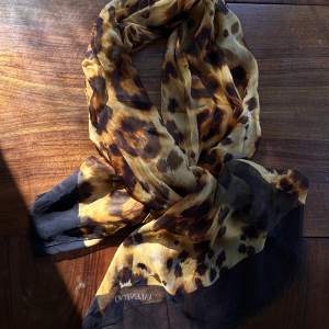 Valentino Scarf i 100% silke  Skick: Oanvänd Färg: Leopard-print