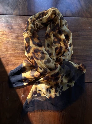 Valentino Scarf - Valentino Scarf i 100% silke  Skick: Oanvänd Färg: Leopard-print