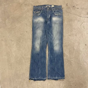 Faded bootcut jeans - Fina bootcut jeans jag gillar men inte använder särskilt mycket längre. OBS byxorna är nertrampade skriv dm för bilder. Skriv vid intresse skickar oftast inom 12-24 timmar😊 pris kan diskuteras vid snabb affär