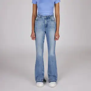 Säljer dessa jeans från Lxa då de är aningen för tajta över låren. De är stl L men då de är otroligt små i storleken skulle jag säga att de passar på en stl M och Oversized på en stl s. Mycket långa i benen för mig som är 172 cm lång. Använda en gång.