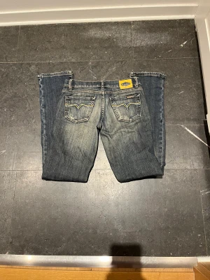 LIVETS byxor 💙 - Finaste byxorna jag äger men så små på mig. Storlek 29, men sitter som en 25a. Dvs som en 34a. Jag köpte dem på second hand. Bara testat dem. 💙💙