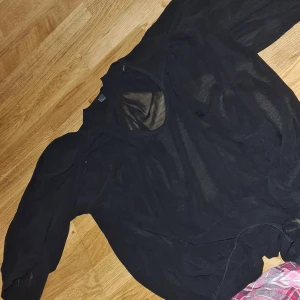 Genonskinlig tunika från Ginatricot  - En genomskinlig tunika från ginatricot. Använd 1 gång tror jag och mest legat bara. Den är i bra skick. 
