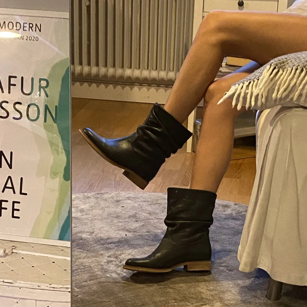 Ett par så snygga läder boots som passar till hösten och lite finare tillfällen! 🍁🥳🥰priset går att diskutera! Möts upp i Stockholm men kan också posta de. Skor.