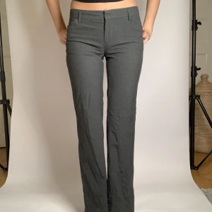 Grå kostymbyxor - Grå kostymbyxor från ”gap perfect trousers”. Midja 36 och innerben 83