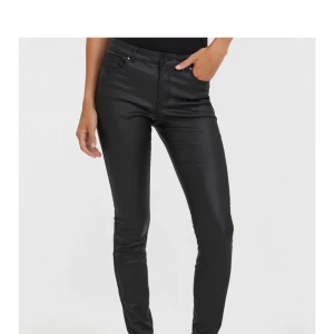 Veromoda  - Säljer dessa fina skinnbyxor ifrån vero moda dom är knappt använda så dom är i fint skick köparen står för frakten 📦💕