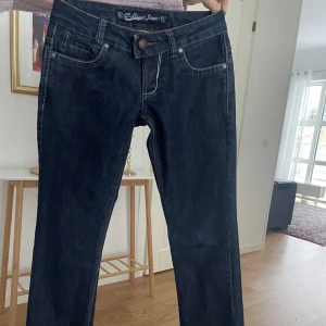 Lågmidjade jeans - Nu säljer jag ett par super snygga lågmidjade jeans. Köpt på Sellpy men är oanvända pågrund av storleken :( Köpt på Sellpy för 600kr 