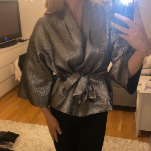 Silvrig blazer  - Aldrig använd och lappen sitter kvar!!❤️❤️
