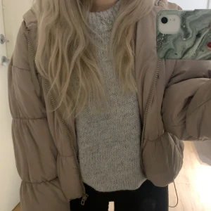 Beige vinterjacka - Säljer denna jacka då den ej kommer till användning! Perfekt skick då den knappt är använd. Varm och super fin! 💞
