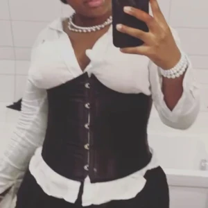 Svart Korsett  - Säljer denna korsett från TopLady då jag inte använder den och använt den en gång. Nypris: 400kr