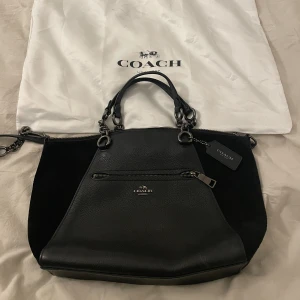 Coach väska  - Coach väska i nyskick. Dustbag tillkommer. Använd som handväska eller crossbody.