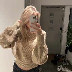Stickad tröja - En så fin beige stickad tröja från NA-KD. Aldrig använd!