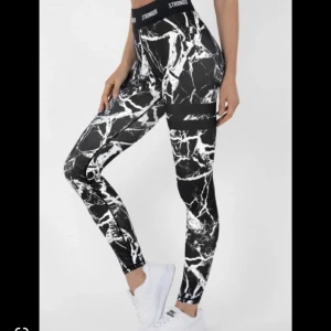 Stronger tights  - Marmortights storlek M! Använda fåtal gånger🖤🤍 frakten står köparen för 📦