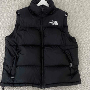 The North Face 700 Väst - Tjena, jag säljer nu min bäst då jag har beställt en annan och känner att det är onödigt med två västar. Denna är i storlek L sitter bra på även M. Inga skador på västen och all äkta och köp bevis finns! Om du ör intresserad skriv! Lämna gärna även bud!