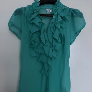 Volangblus - Fin tunn volangblus från Saint Tropez Strl L men liten i storlek (jag brukar ha s-m på toppar) sparsamt använd