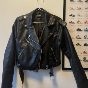 Biker jacket - Skinnjacka, fake ganska kort, använd en gång. Storlek M men passar mer S